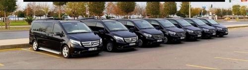 a row of black vans parked in a parking lot at تأجير سيارات نقل جولة يومية in Trabzon