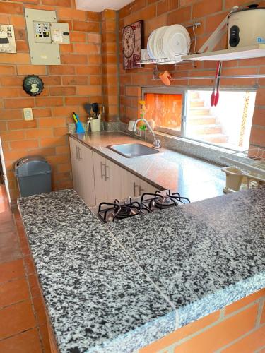 uma cozinha com um lavatório e uma bancada em Casa Vacacional Ciudadela Sol em San Jerónimo