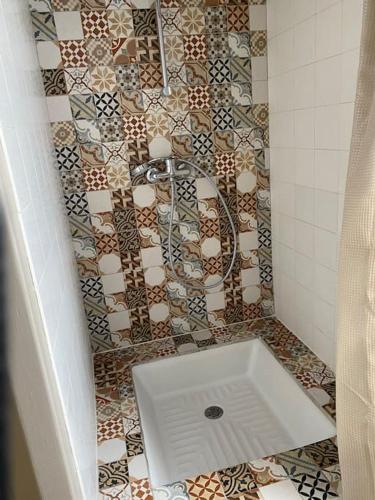 une salle de bain avec douche et toilettes dans l'établissement Manoir de la Jaunière maison de charme Pays d’Auge, à Neuville-sur-Touques