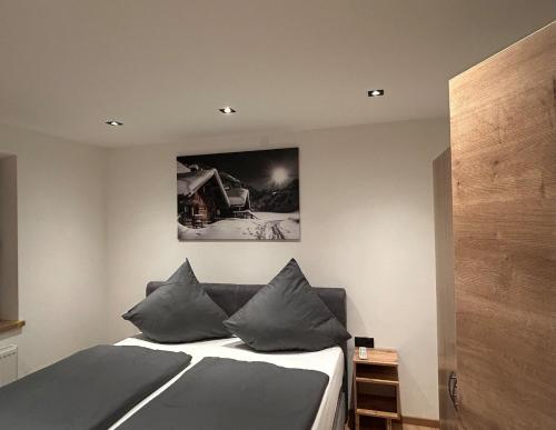 een slaapkamer met een bed met een foto aan de muur bij Ferienwohnung Felben in Mittersill