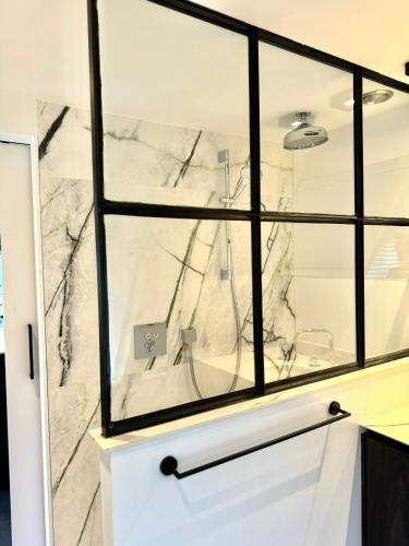 a room with a window with a marble wall at A - (frame) - Like A dream in Durbuy