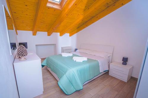 1 dormitorio con cama y techo de madera en Casa Martina, en Siracusa