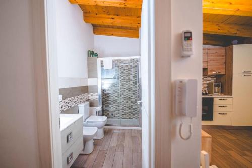 ein Bad mit einem Waschbecken und einem WC in einem Zimmer in der Unterkunft Casa Martina in Syrakus