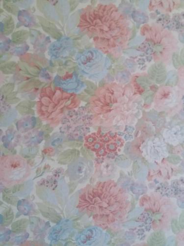 a floral wallpaper with pink and pink flowers at Chateau Le Plessis in Sémelay