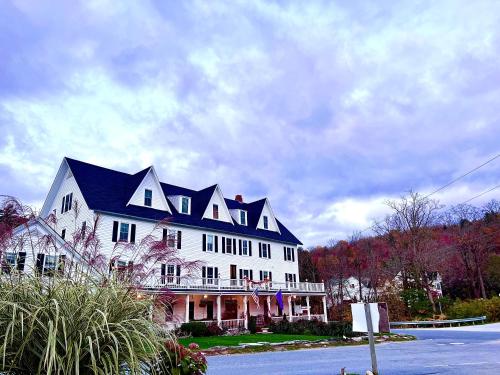 a large white house with a black roof at Echo Lake Inn in Tyson