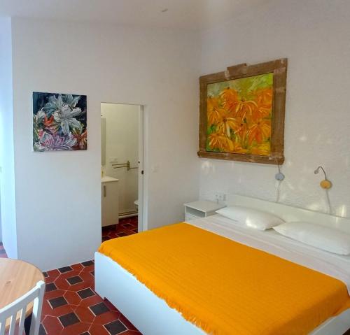 um quarto com uma cama e duas pinturas na parede em Open Sky Villa em Denia