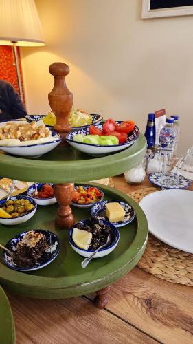 コンヤにあるPertevniyal Aziziye Hotelのテーブルの上に食べ物のトレイと皿が置かれている