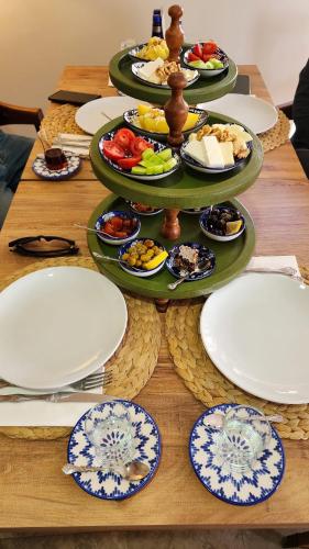 コンヤにあるPertevniyal Aziziye Hotelの食べ物の皿が置かれた木製のテーブル