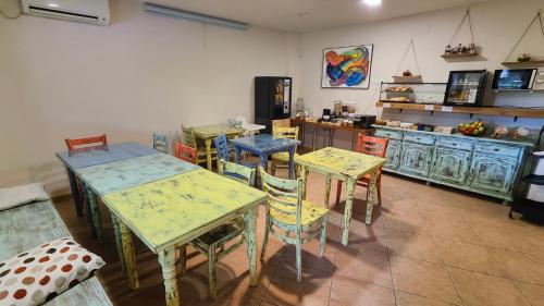 eine Küche mit Tischen und Stühlen in der Unterkunft La Posada de la Gula in Jarandilla de la Vera