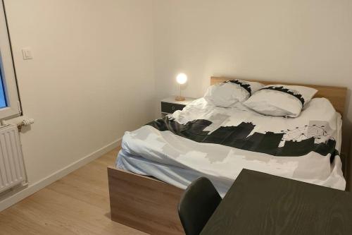 Кровать или кровати в номере Appartement cosy 2 chambres avec jardin