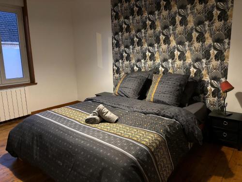 - un lit avec une paire de chaussures dans une chambre dans l'établissement Appartement Leforest Centre 50m2, à Leforest