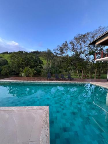 A piscina localizada em Paraíso Capitólio Suítes Pousada ou nos arredores