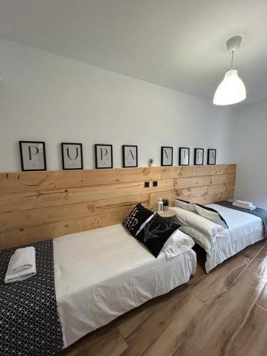 2 camas en una habitación con paredes blancas en Apartamento Pura Vida, en Córdoba