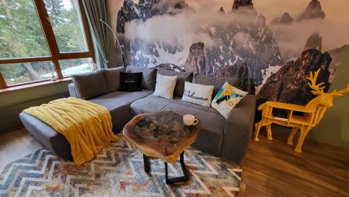 - un salon avec un canapé et une table dans l'établissement Pinewood ANG premium luxurious apartment 15, à Borovets