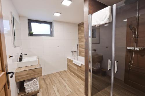 La salle de bains est pourvue d'un lavabo et d'une douche. dans l'établissement Chalet Bohemian, à Zázrivá