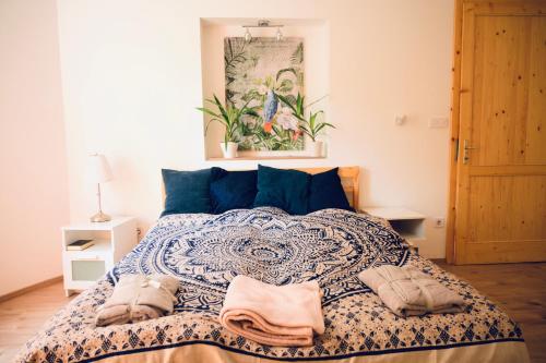 Кровать или кровати в номере Cozy Hillside Home in Budapest with Patio