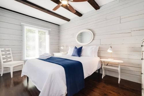 Tempat tidur dalam kamar di Stunning waterfront getaway w hot tub sleeps 14