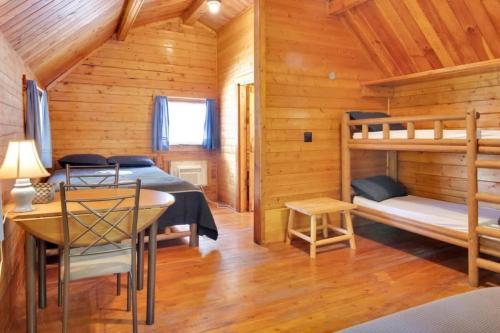 Ένα ή περισσότερα κρεβάτια σε δωμάτιο στο Cozy Rustic Cabin with Views