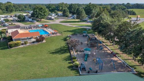 een luchtzicht op een park met een speeltuin bij Rustic Cabin with Pool Access in Bloomington