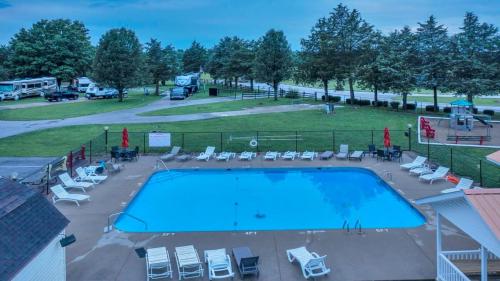 vista aerea su un'ampia piscina con parco di Lake Monroe's Charming Villa a Bloomington