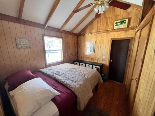 Ένα ή περισσότερα κρεβάτια σε δωμάτιο στο Relaxing Cabin in Bloomington