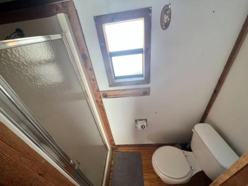 Ένα μπάνιο στο Relaxing Cabin in Bloomington