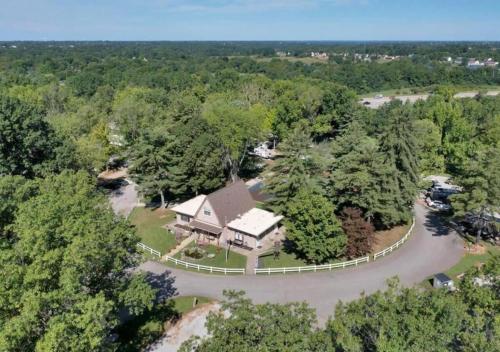 uma vista aérea de uma grande casa na floresta em Charming Cabin near Ark Encounter with Loft em Dry Ridge