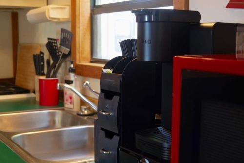 Una encimera de cocina con fregadero y microondas. en Homey Cabin in Bloomington with Views, en Bloomington