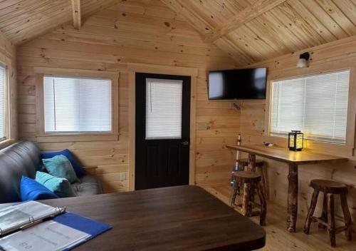 ein Zimmer mit einem Sofa und einem Tisch in einer Hütte in der Unterkunft Get-away Cabin in Surf City w Loft and Parking in Surf City