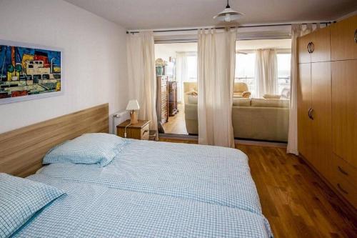 une chambre avec un lit et un canapé dans l'établissement Proche Paris vue tour Eiffel (120m2), à Suresnes