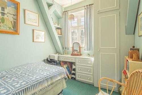 - une chambre avec un lit, un lavabo et une fenêtre dans l'établissement 17th Century Rural Home, à Hawthorn