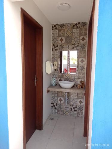 a bathroom with a sink and a mirror at Pousada Mundo Novo in Aparecida