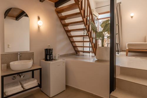 bagno con lavandino e scala di Casa Veneta a Chania