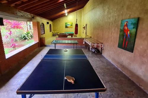 a ping pong room with a ping pong table at Chácara em Boituva com piscina e churrasqueira in Boituva