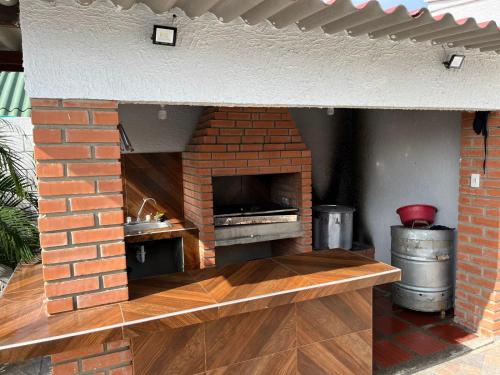 una cocina al aire libre con horno de ladrillo y fregadero en CABAÑA DE LUJO EN SABANGRANDE, en Sabanagrande
