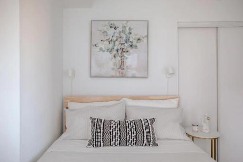een slaapkamer met een bed en een foto aan de muur bij Brand New Studio in Heart of Downtown Toronto J8 in Toronto