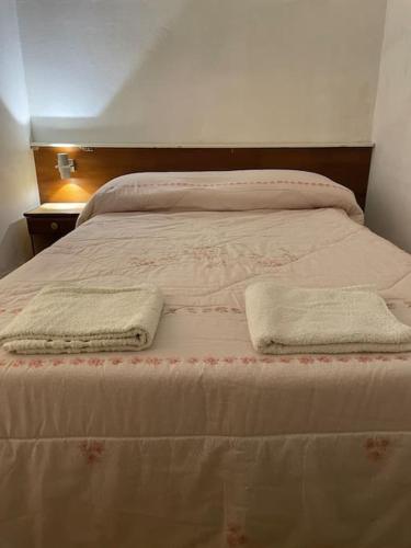 Una cama con dos toallas encima. en Appartamento a Leuca, en Marina di Leuca