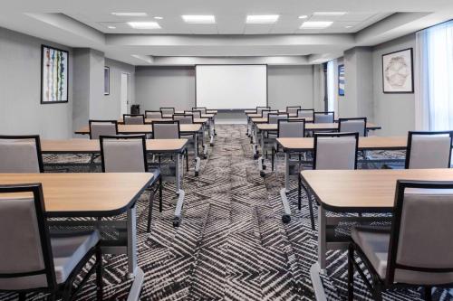 uma sala de aula com mesas e cadeiras e um quadro branco em Hyatt Place-Dallas/Arlington em Arlington