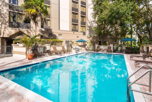 basen w hotelu z leżakami i parasolami w obiekcie Hyatt Place Ft. Lauderdale/Plantation w mieście Plantation