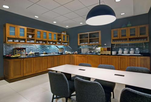 リッジランドにあるHyatt Place Jackson Ridgelandの広いキッチン(テーブル、椅子付)