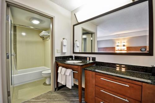 uma casa de banho com um lavatório e um espelho em Hyatt Place Minneapolis Eden Prairie em Eden Prairie