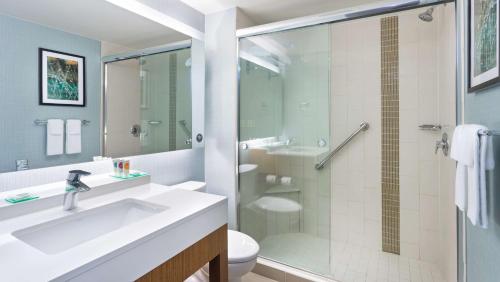 y baño con lavabo, ducha y aseo. en Hyatt Place Delray Beach, en Delray Beach