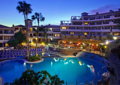 een groot zwembad voor een hotel bij GOLF DEL SUR ALBATROS 5 bed places apartment in San Miguel de Abona