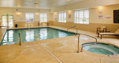 a large indoor swimming pool with a hot tub at Hyatt Place Santa Fe in Santa Fe