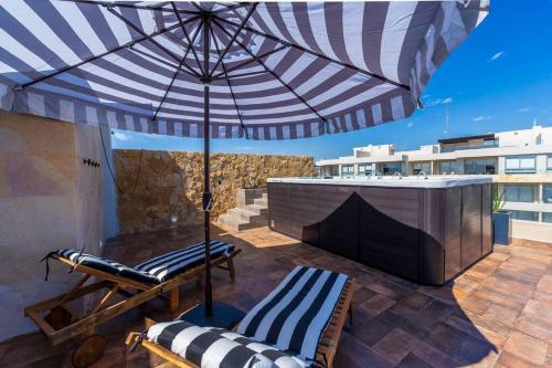 Balkoni atau teres di Penthouse with Private Jacuzzi and 4 Bedrooms