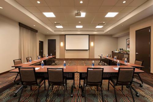 El área de trabajo o centro de convenciones de Hyatt Place Bayamon