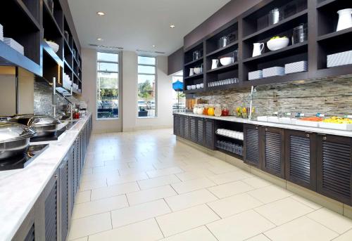 Η κουζίνα ή μικρή κουζίνα στο Hyatt House Pittsburgh Bloomfield Shadyside