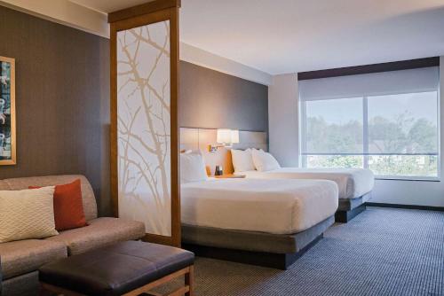 um quarto de hotel com duas camas e uma janela em Hyatt Place Buffalo / Amherst, NY em Amherst