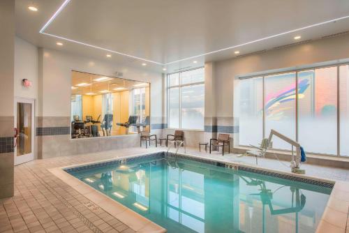 uma grande piscina num edifício em Hyatt Place Cleveland/Westlake/Crocker Park em Westlake