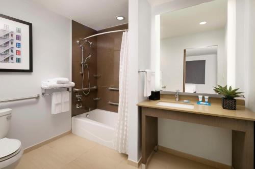 y baño con aseo, lavabo y ducha. en Hyatt House Dallas / Frisco en Frisco